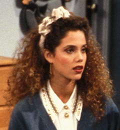 Elizabeth Berkley en su papel de empollona en la serie juvenil 
